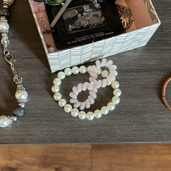 Bundle of 5+ necklaces, 2+ bracelets, 3+ earrings - Picture 3 of 5